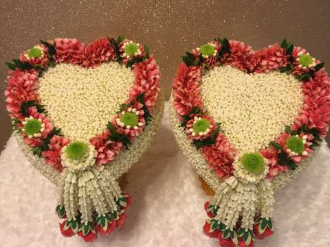 พานรับน้ำสังข์ เเบบปักดอกรักเเละมาลัยรอบรูปหัวใจ