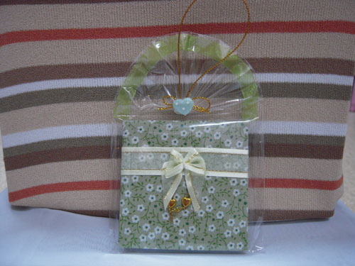 สมุดโน๊ตผ้าลายดอกขนาด 8 cm. x 8cm. หนา 0.6 cm.พร้อมติดโบร์และติดชื่อ 10 บาท 01