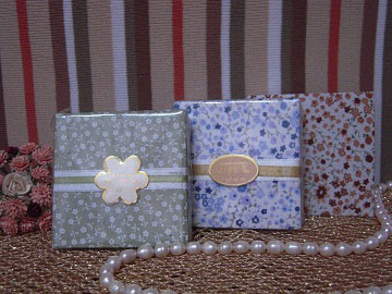 สมุดโน๊ตผ้าลายดอกขนาด 8 cm. x 8cm. หนา 0.6 cm.พร้อมติดโบร์และติดชื่อ 10 บาท