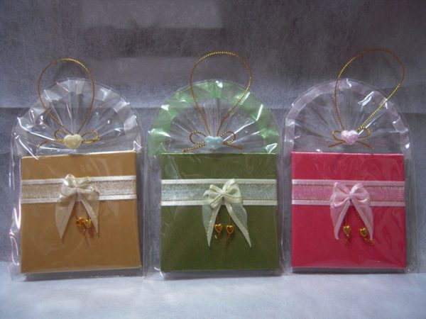 สมุดโน๊ตผ้าไหมขนาด 8 cm. x 8cm. หนา 0.6 cm.พร้อมติดโบร์และติดชื่อ 10 บาท 01