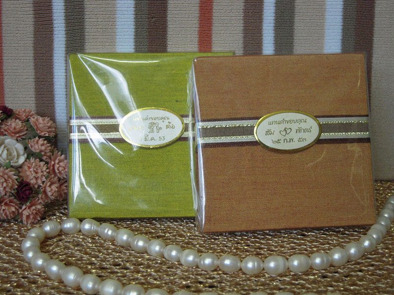 สมุดโน๊ตผ้าไหมขนาด 8 cm. x 8cm. หนา 0.6 cm.พร้อมติดโบร์และติดชื่อ 10 บาท